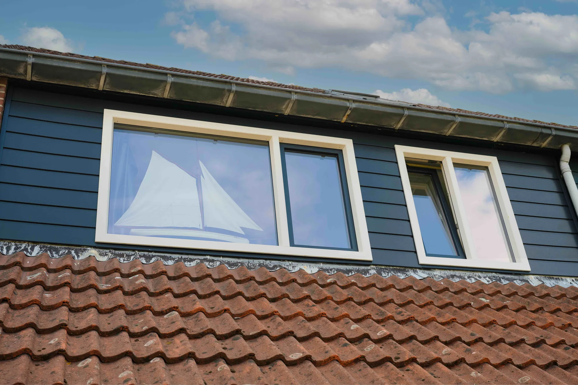 Dakkapel met antraciete kozijnen op een woning in Hellevoetsluis