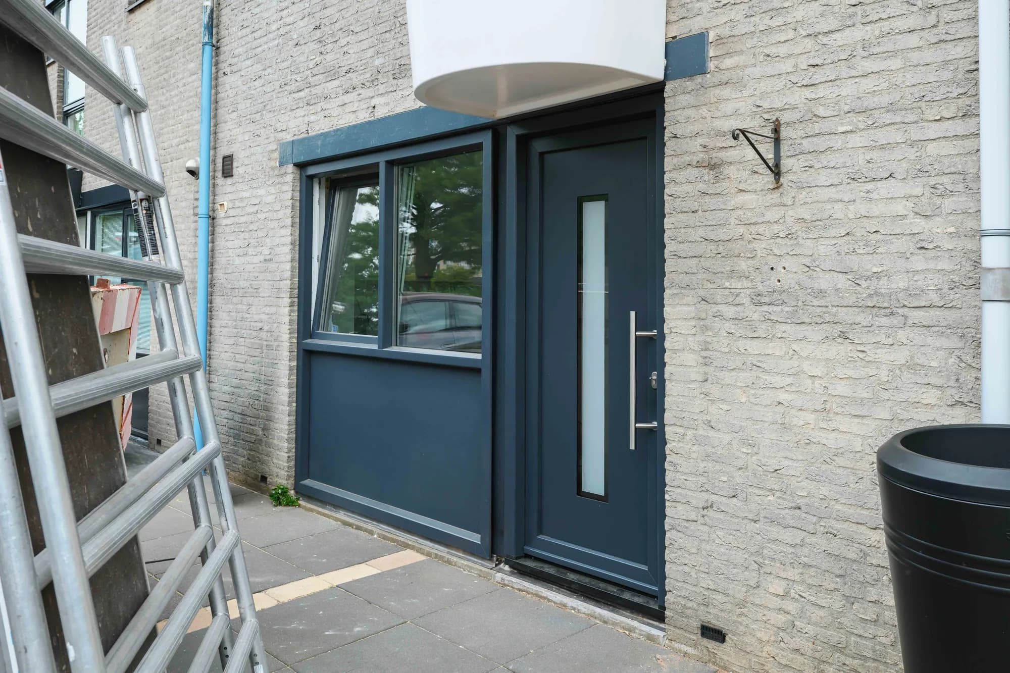 Antraciete deur en kiepraam van dichterbij