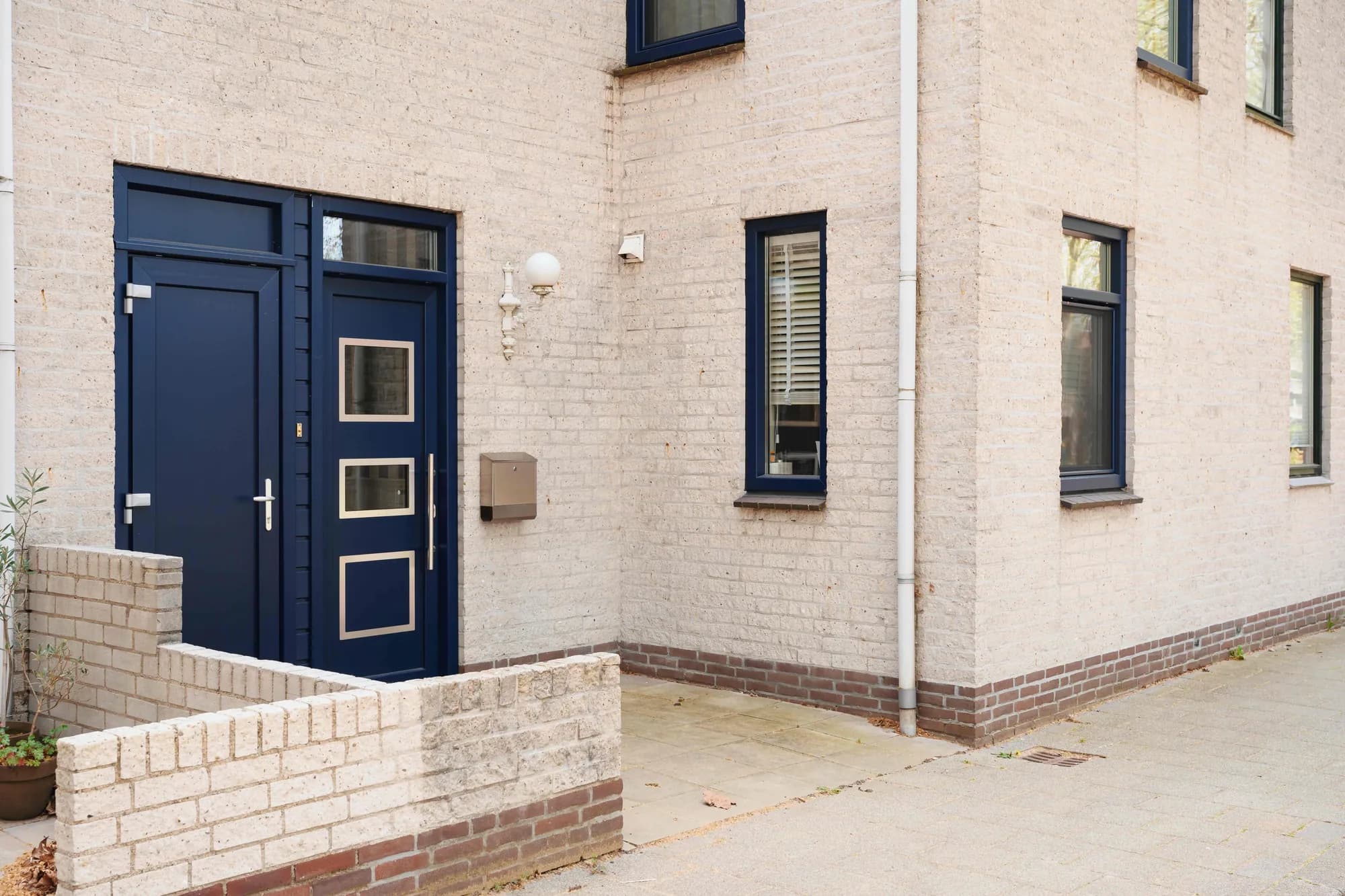 Hoekwoning in Capelle aan den IJssel met donkerblauwe deur en kozijnen