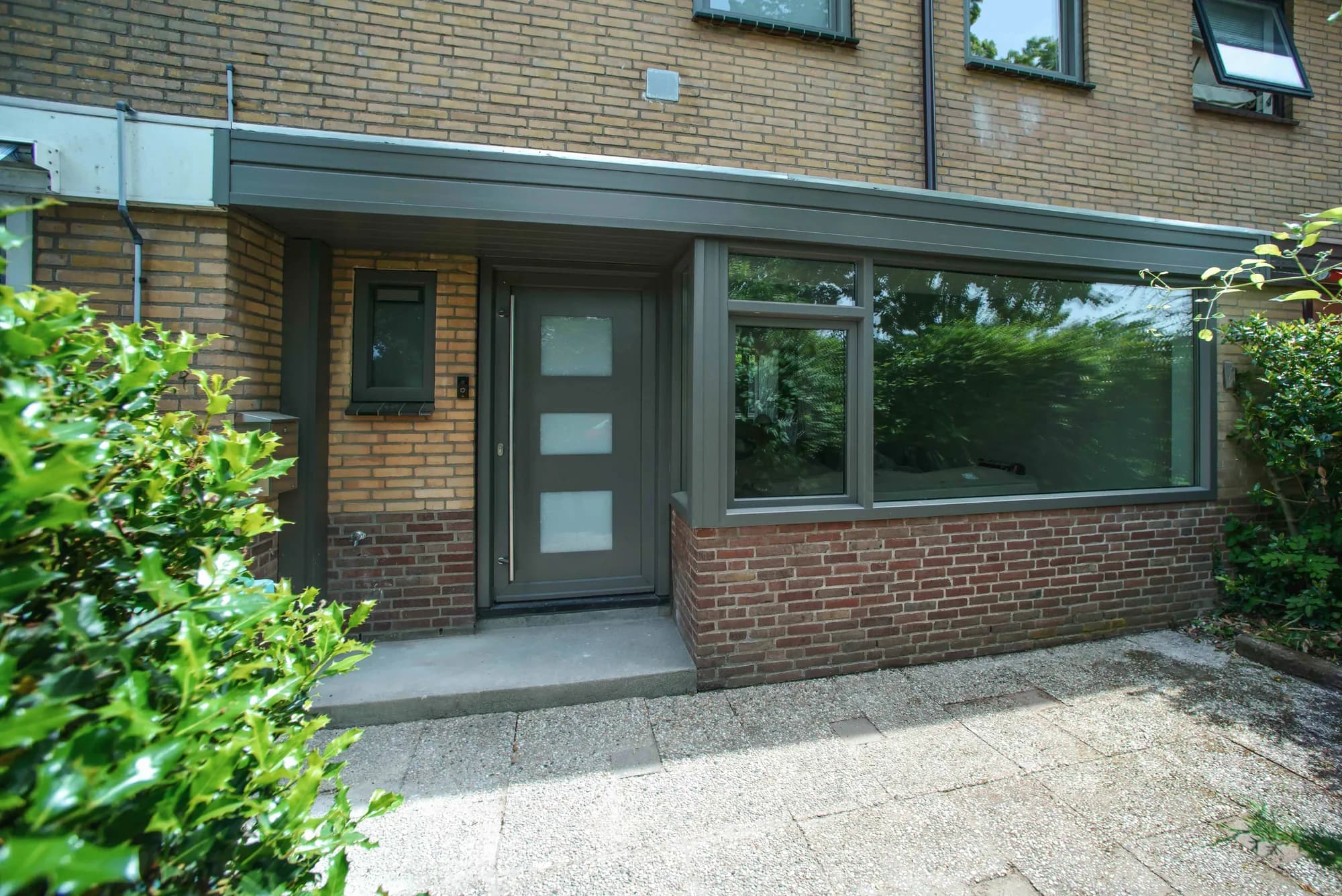 Voorzijde van een woning in Rockanje met donkere kozijnen