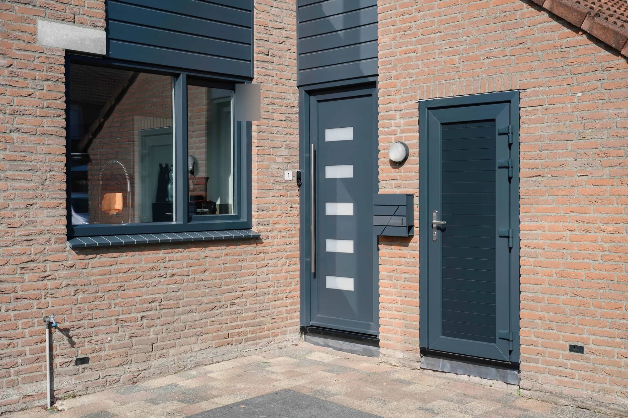 Hoekwoning in Spijkenisse met antraciete deuren, kozijnen en gevelpanelen