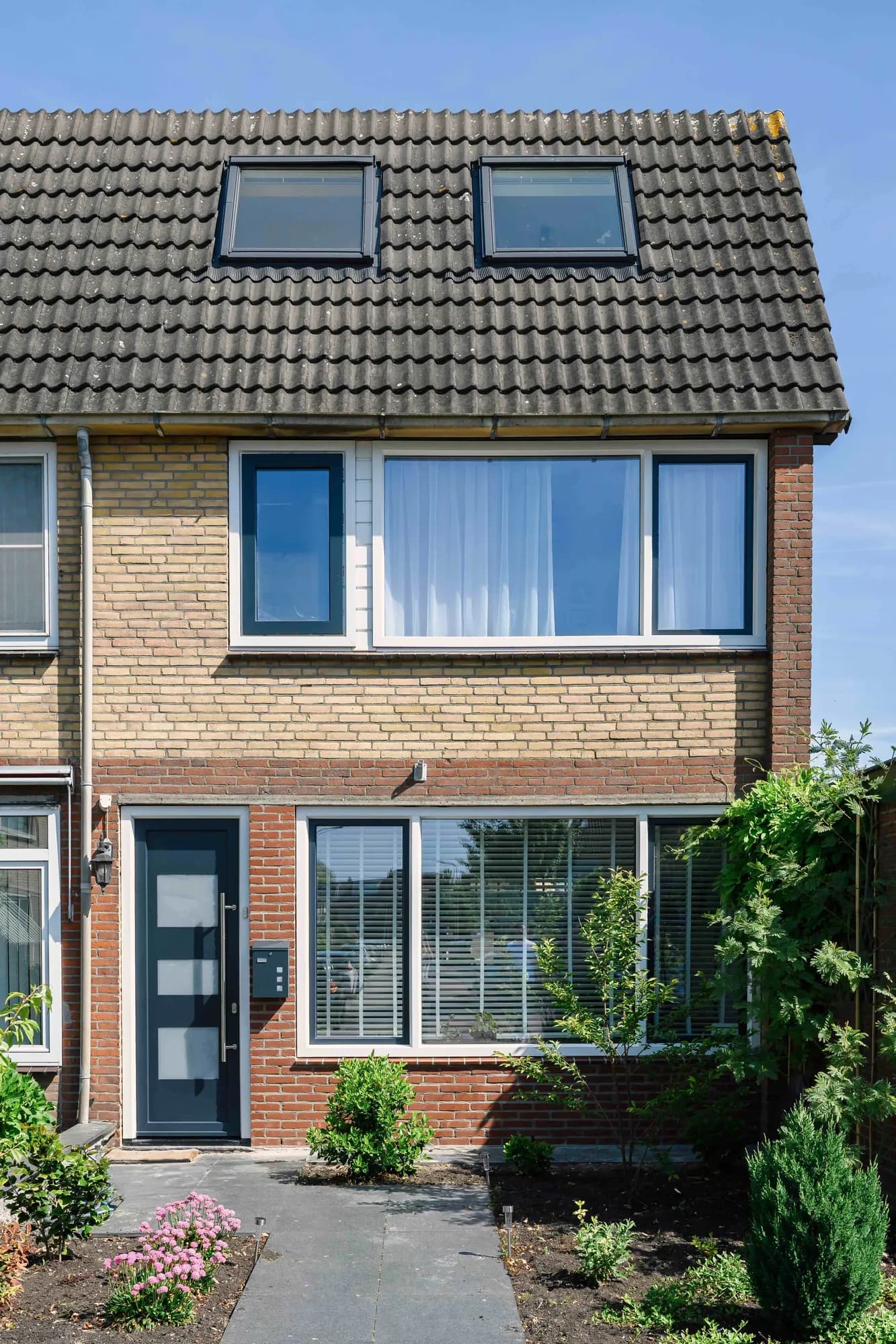 Hoge woning in Zoeterwoude met vernieuwde kozijnen en entree
