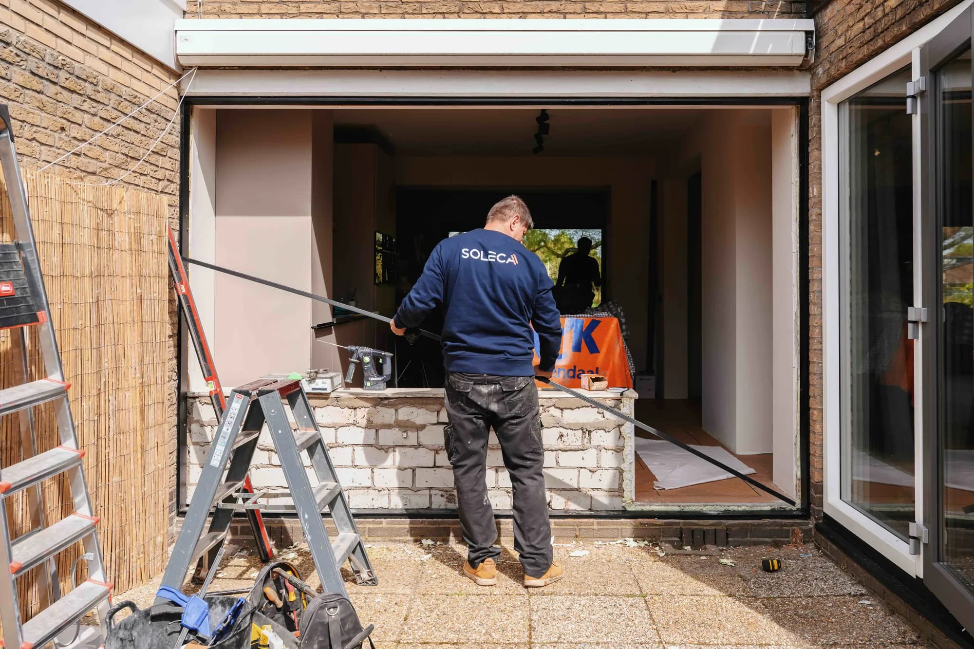 Kozijnprofiel wordt tijdens de montage op zijn plaats gebracht