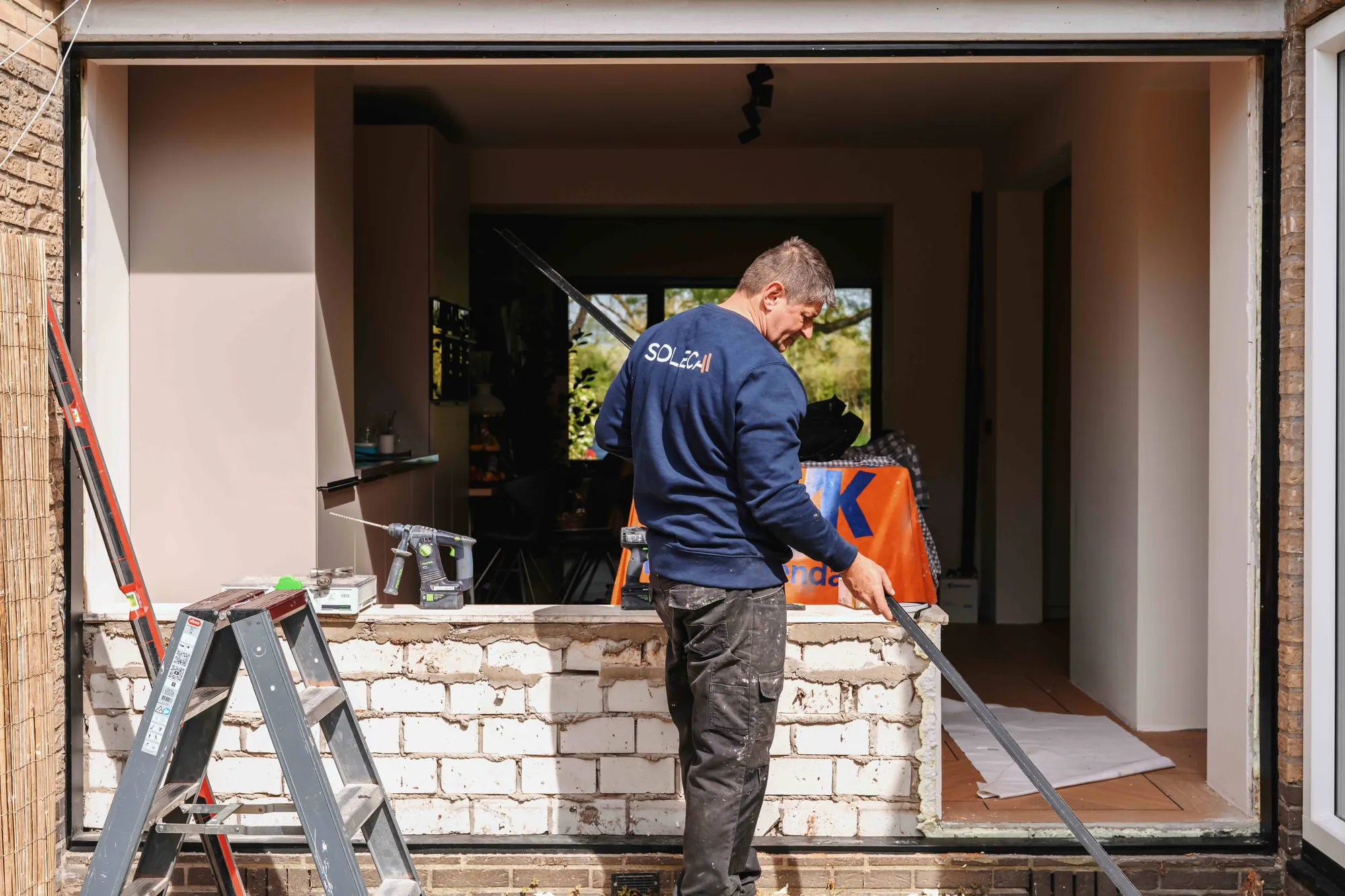 Monteur plaatst een nieuw kozijn in een gevelopening in Dordrecht
