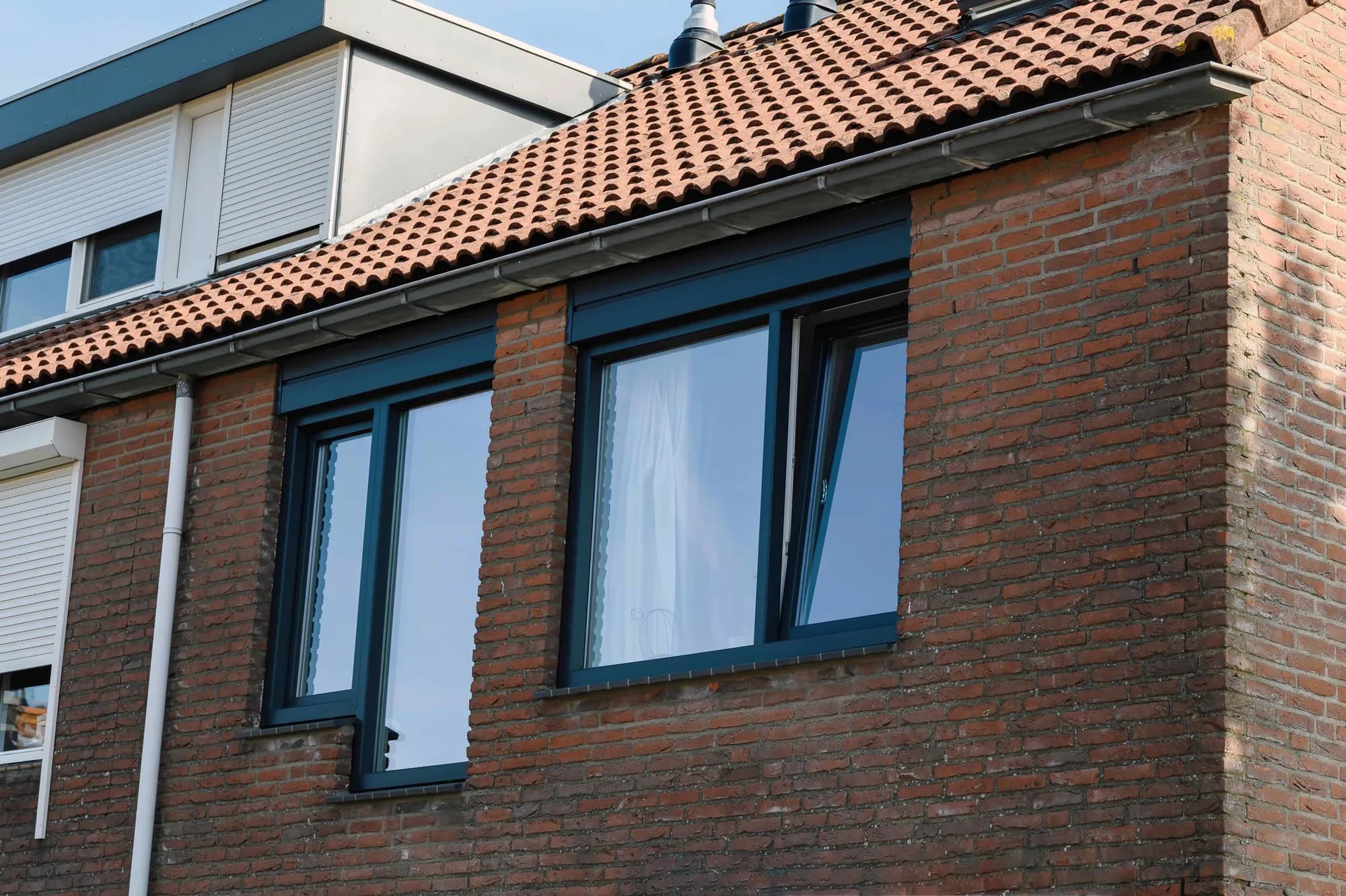 Bovenverdieping met antraciete kozijnen en gevelbekleding