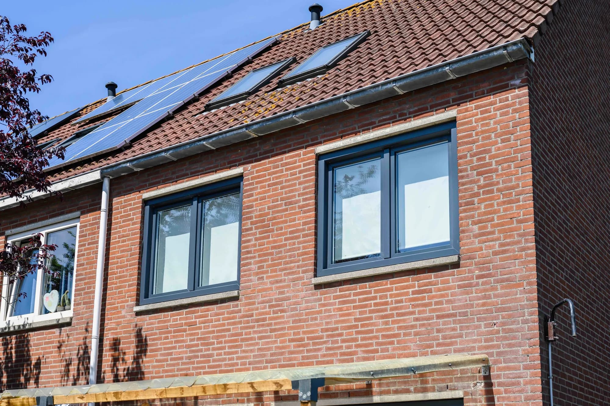 Bovenverdieping met nieuwe kozijnen en donkere afwerking